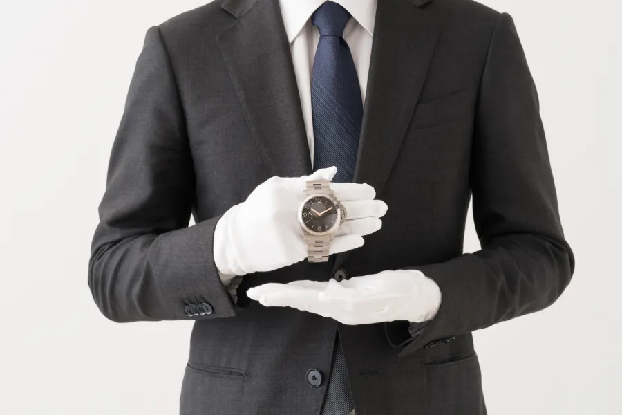 時計を持っている男性の写真