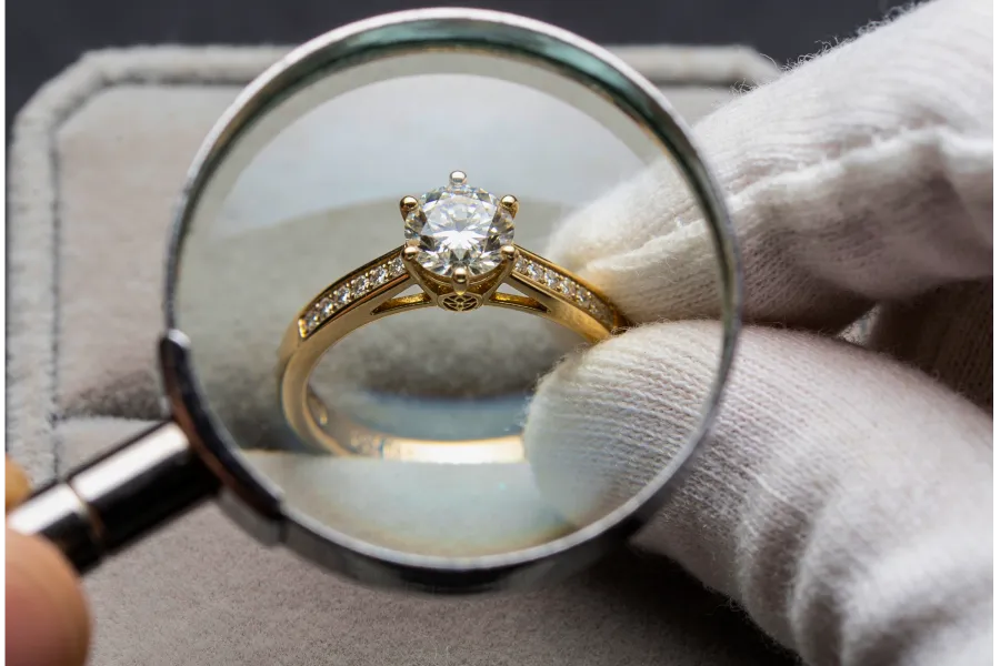指輪を査定している様子
